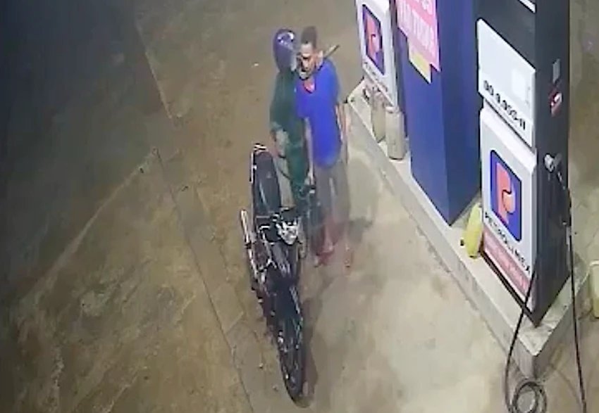 Đối tượng đi xe máy dùng hung khí cướp tài sản nhân viên cây xăng. Ảnh cắt từ clip.