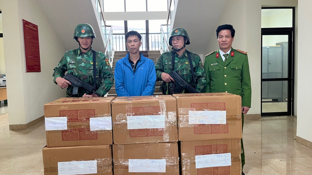 Đối tượng Trần Anh Sơn cùng tang vật bị bắt giữ