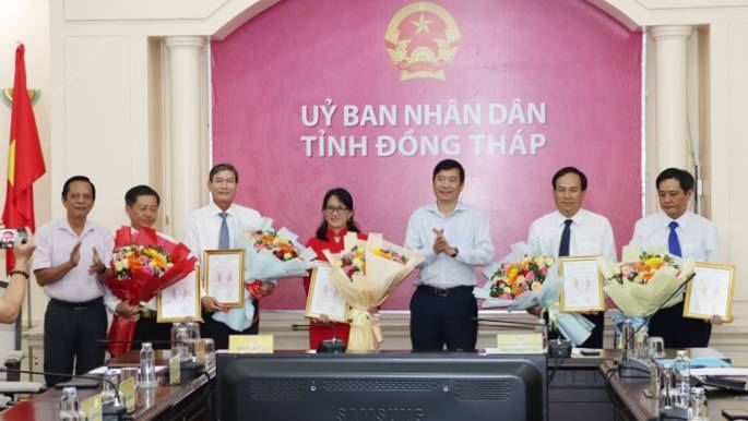 Chủ tịch UBND tỉnh Đồng Tháp Phạm Thiện Nghĩa trao quyết định cho các cán bộ. Ảnh: Ánh Nguyệt