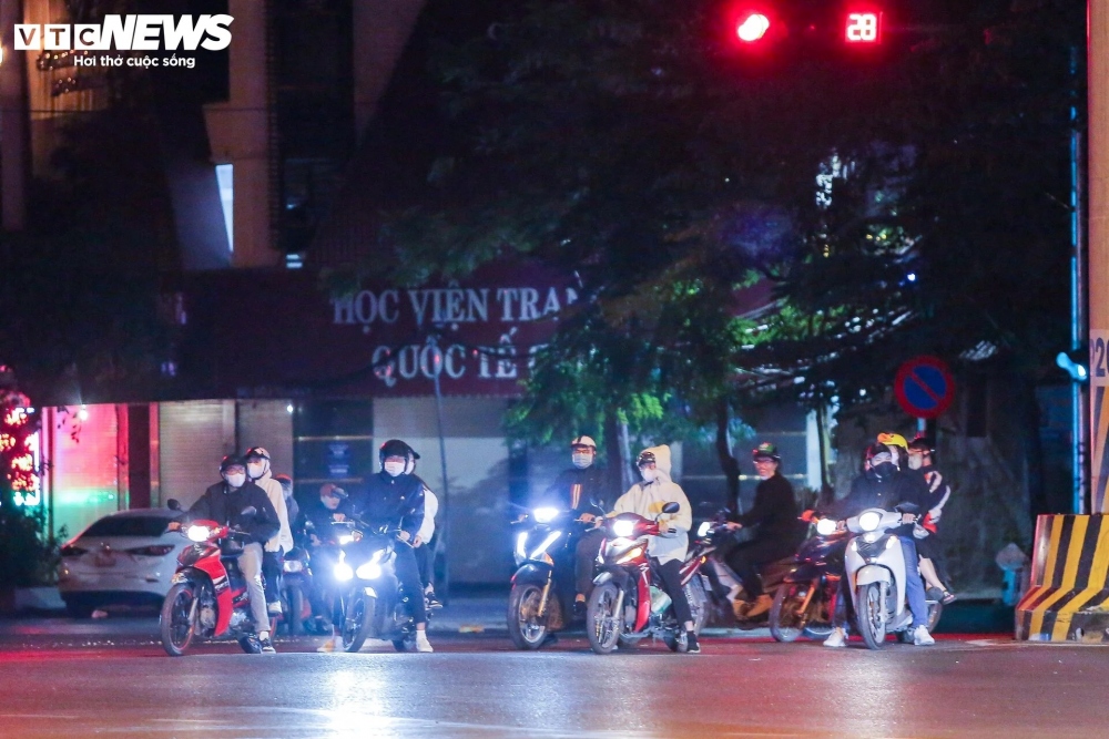 Chiều 16/12, không khí lạnh ảnh hưởng đến các tỉnh thành miền Bắc, trời chuyển rét nhanh kèm gió mạnh, nhiệt độ giảm hơn 10 độ C so với buổi sáng.