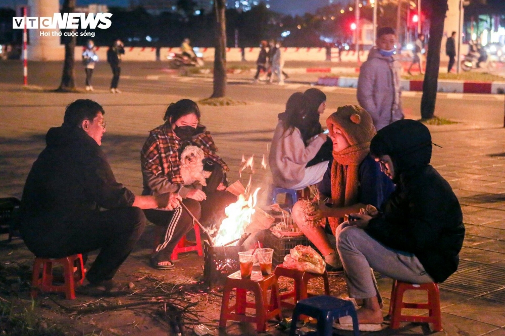 Nguyễn Anh Đức (23 tuổi) cho biết, càng về đêm trời càng rét đậm hơn, dù đã mặc rất nhiều lớp áo nhưng vẫn không đủ ấm.
