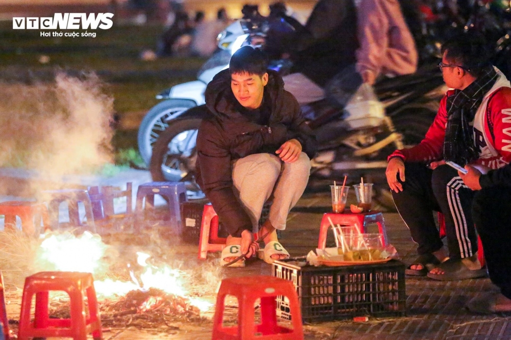 Giữa đêm đông giá rét, nhiều người phải đốt lửa trên vỉa hè để sưởi ấm.