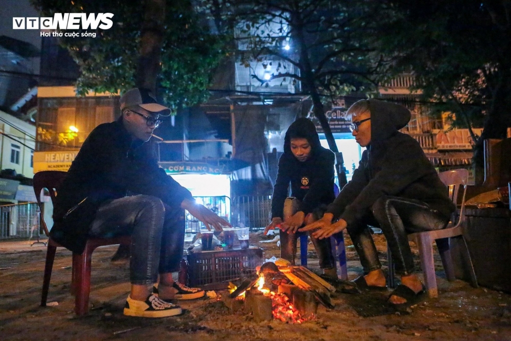 Vũ Quang Tú (20 tuổi) chia sẻ: “Trời chuyển lạnh đột ngột đúng dịp cuối tuần, mình rủ bạn đi mua đồ ra bãi đất gần nhà để nướng, vừa ăn uống, vừa sưởi ấm và tâm sự cùng nhau. Rét thế này mới đúng là mùa đông, mình rất thích”.