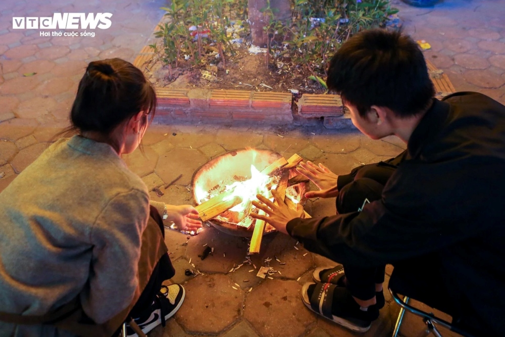 Chủ một số quán cà phê dọc đường Lê Đức Thọ (Nam Từ Liêm) trang bị thêm bếp lửa để sưởi ấm cho khách.