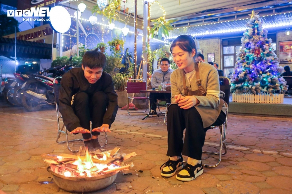 “Thời tiết hôm nay rất lạnh nên tôi và bạn tìm quán cà phê nào ấm áp ngồi cho đỡ lạnh, thấy ở đây có đốt lửa nên chúng tôi chọn quán cà phê này là địa điểm trò chuyện”, Nguyễn Hoài Thương (19 tuổi) chia sẻ.