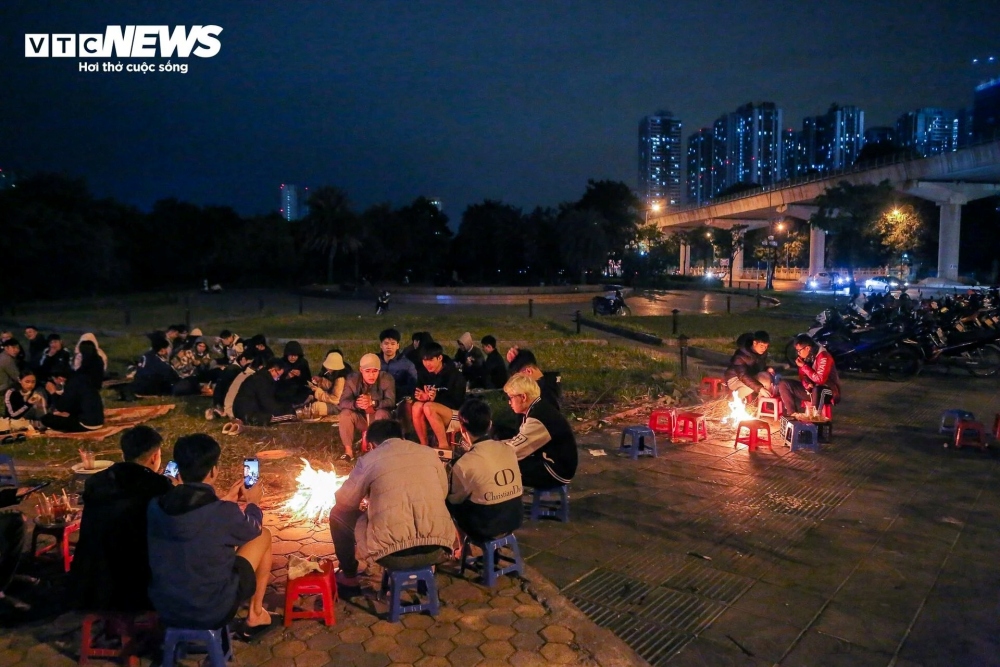 Nhiều quán nước ven đường Lê Đức Thọ (Nam Từ Liêm) cũng đốt lửa để thu hút khách.