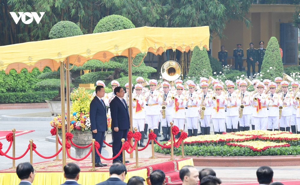 Hai Thủ tướng trên bục danh dự, quân nhạc cử quốc thiều hai nước. 