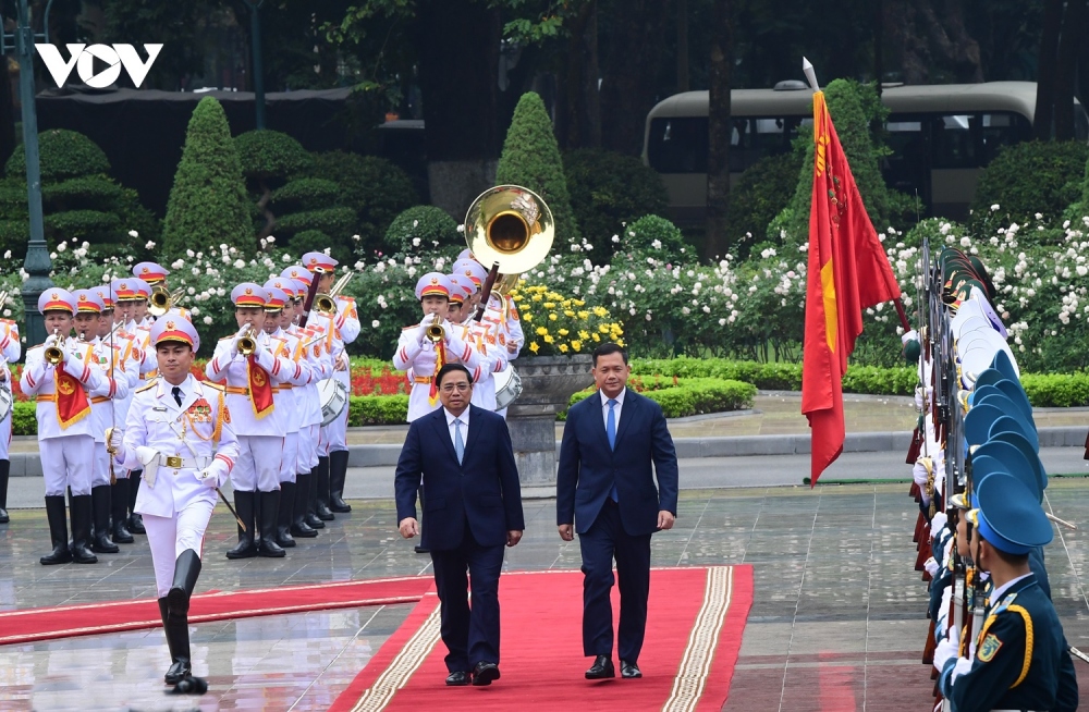 Thủ tướng Phạm Minh Chính cùng Thủ tướng Campuchia - Hun Manet duyệt đội Danh dự Quân đội nhân dân Việt Nam.