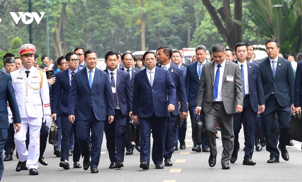 Sau Lễ đón, hai Thủ tướng cùng đi bộ đến trụ sở Văn phòng Chính phủ để tiến hành hội đàm.