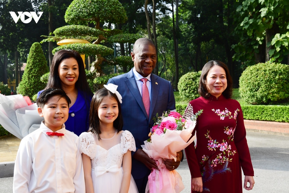 Phó Chủ tịch nước Võ Thị Ánh Xuân tặng hoa chào mừng Phó Tổng thống Nam Phi Paul Mashatile cùng Phu nhân.