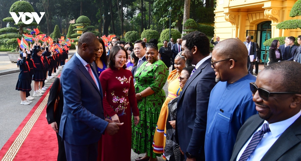 Phó Tổng thống Nam Phi Paul Mashatile giới thiệu các thành viên cấp cao của đoàn Nam Phi sang thăm và làm việc tại Việt Nam lần này.