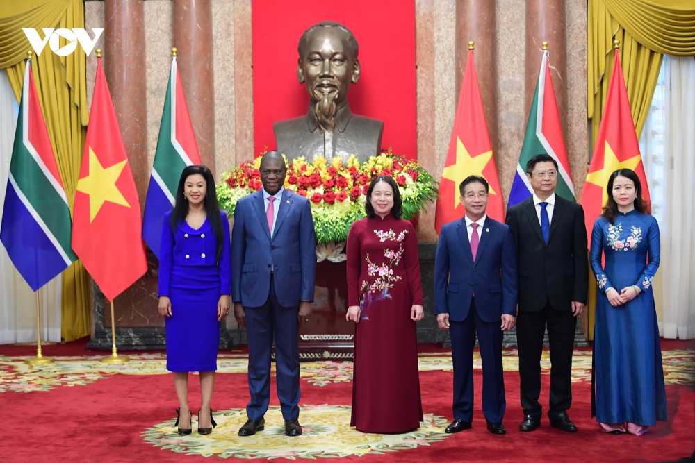 Phó Chủ tịch nước Võ Thị Ánh Xuân chụp ảnh chung cùng Phó Tổng thống Nam Phi Paul Mashatile và Phu nhân trước khi bước vào hội đàm.