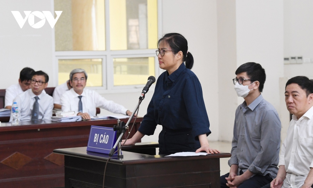 Đối với bị cáo Hoàng Thị Thúy Nga, cựu Phó Tổng giám đốc AIC, HĐXX cấp phúc thẩm không chấp nhận kháng cáo của bà Nga. Cấp sơ thẩm đã tuyên bà Nga 12 năm tù về tội danh “Vi phạm quy định về đấu thầu gây hậu quả nghiêm trọng”.