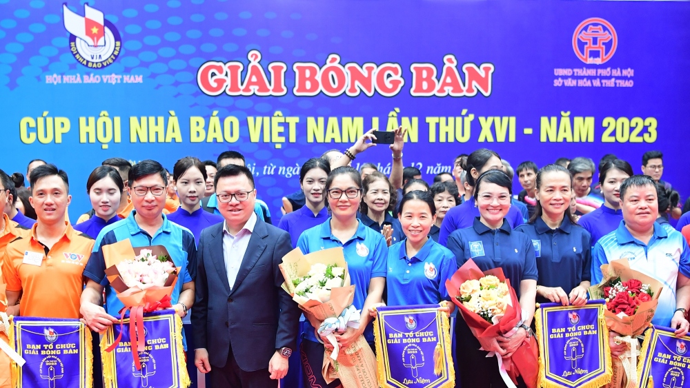 Ông Lê Quốc Minh - Ủy viên Trung ương Đảng, Tổng Biên tập Báo Nhân Dân, Phó Trưởng Ban Tuyên giáo Trung ương, Chủ tịch Hội Nhà báo Việt Nam tặng hoa và cờ lưu niệm cho các đoàn tham dự giải.