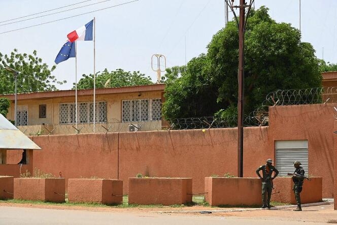 Trước đại sứ quán Pháp ở Niamey, ngày 28/8/2023. Ảnh: Le Monde