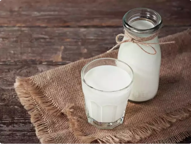 Lầm tưởng 2: Đun sôi sữa quá nhiều sẽ làm giảm chất dinh dưỡng: Một số người cho rằng sữa đun sôi nhiều lần sẽ làm giảm chất dinh dưỡng. Quan niệm về sữa này là hoàn toàn sai lầm, vì đun sôi là cần thiết để sữa tốt cho sức khỏe. Đun sôi sẽ làm giảm vi khuẩn có trong sữa và việc đun sôi sữa nhiều lần không gây hại cho chất dinh dưỡng có trong đó.