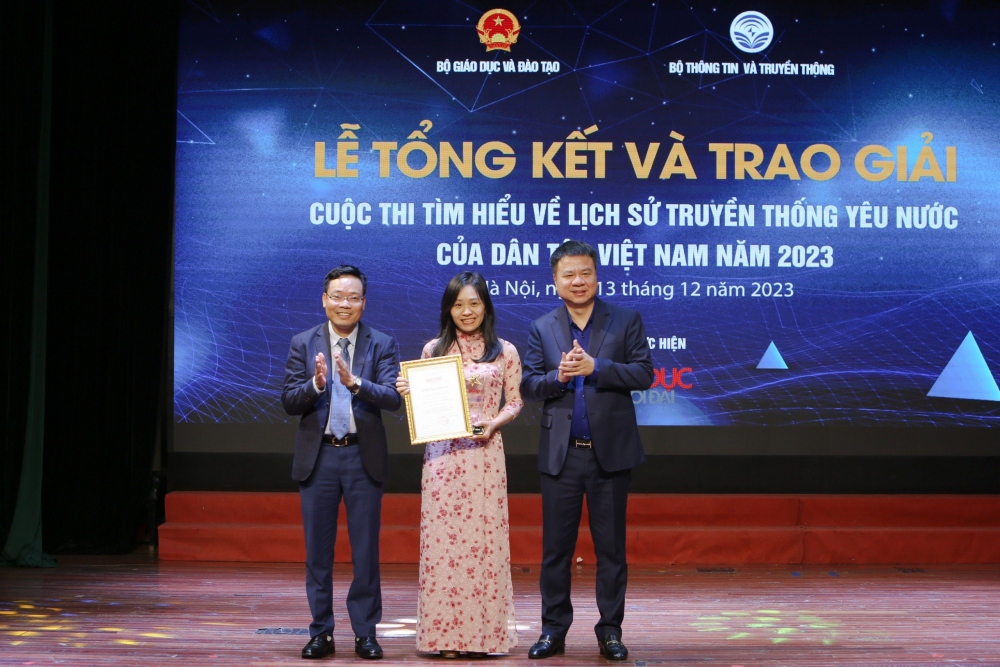 Tác giả Nguyễn Thị Thiên Sinh, giáo viên Trường Phổ thông dân tộc nội trú tỉnh Bắc Kạn đoạt giải Nhất với tác phẩm "Hành quân theo bước chân những người anh hùng"