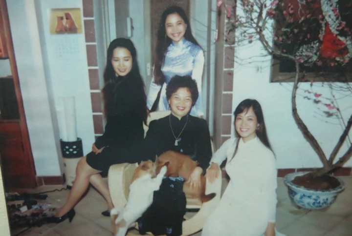 Lê Mai hồi trẻ bên 3 con gái. 