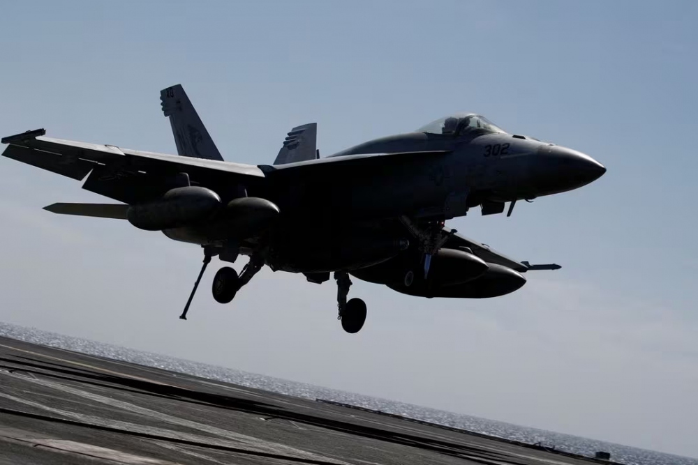 Một máy bay F-18 Super Hornet hạ cánh xuống tàu sân bay USS Nimitz ngoài khơi Busan, Hàn Quốc ngày 27/3/2023. Ảnh: Reuters