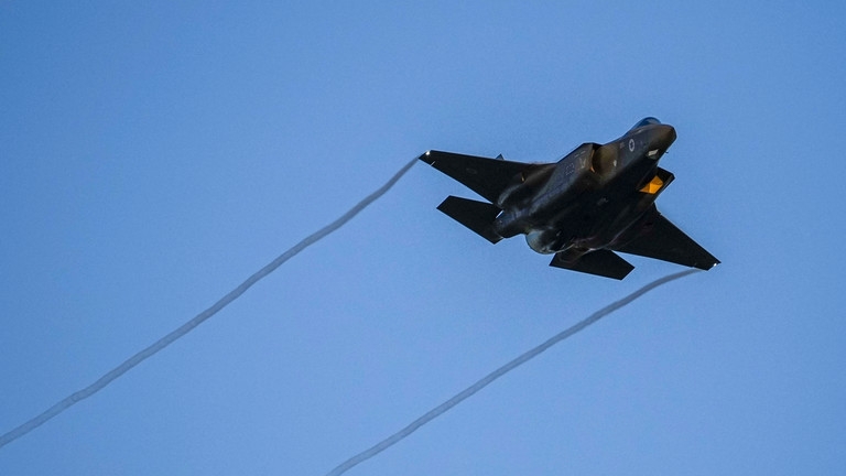 Một máy bay F-35 của không quân Israel bay phía trên căn cứ Hatzerim, gần Beersheba (Israel), ngày 29/6/2023. Ảnh: AP