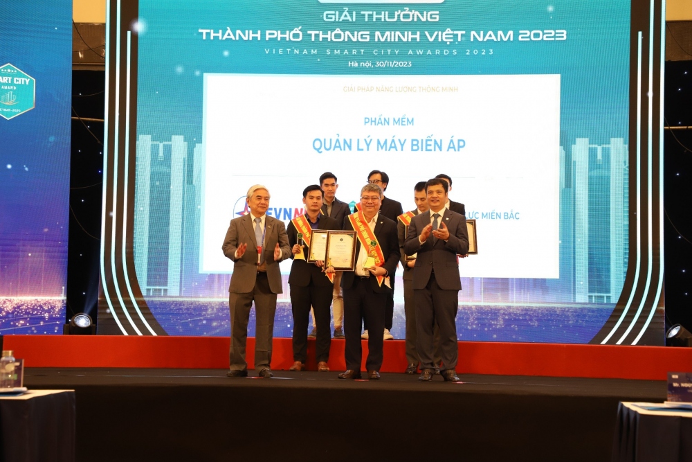 Ông Vũ Đình Khiêm-Giám đốc Công ty Công nghệ Thông tin Điện lực miền Bắc đại diện EVNNPC nhận giải thưởng.