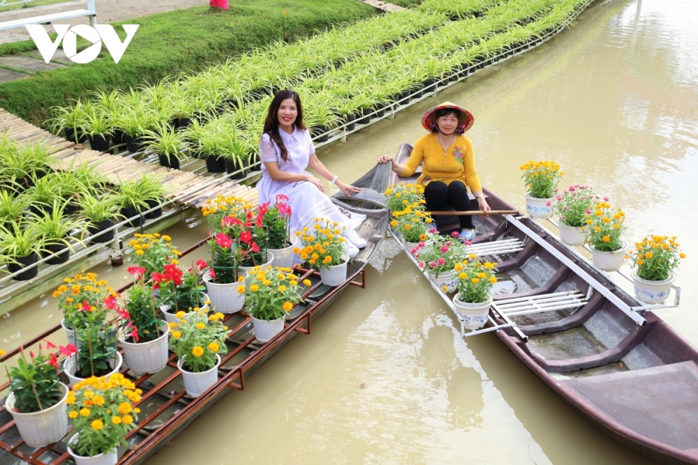 Visitors to the tourist site have the chance to admire the beauty of different kinds of flowers and miniature gardens, as well as to discover how local people make bamboo woven flower pots, among many other interesting activities being put on at the event.
