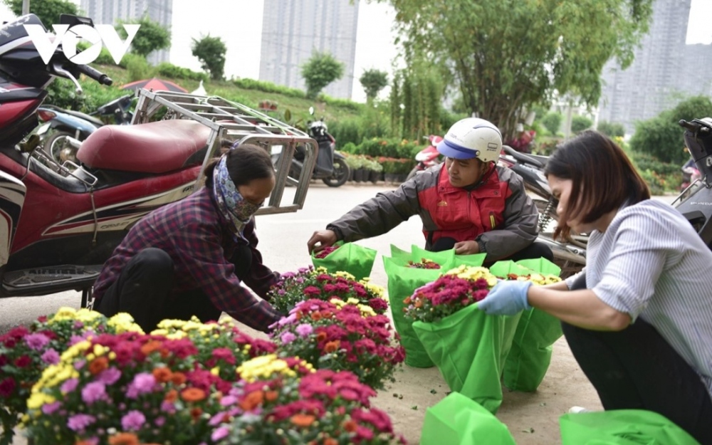 Due to the cheap prices on offer, many customers purchase the flower pots to decorate their homes or give to their friends and colleagues as gifts.