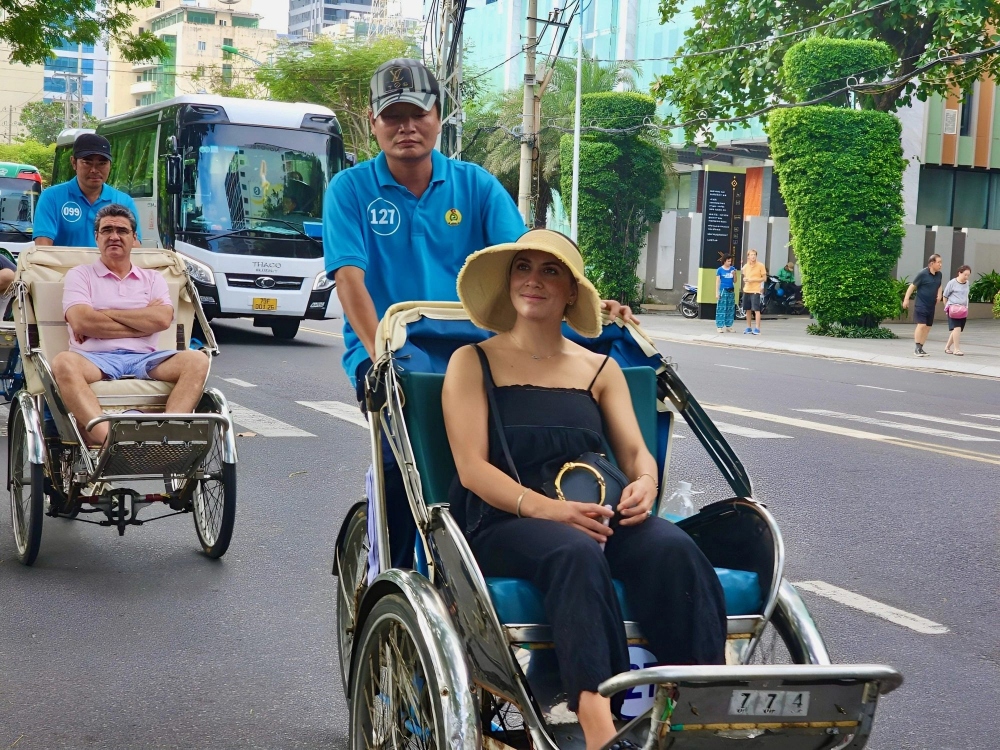 Foreign visitors from cruise ship Westerdam take a cyclo tour of Nha Trang city. (Photo: Khanh Hoa Tourism Promotion Centre)