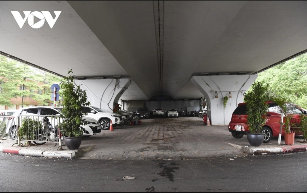 Gầm cầu trở thành bãi đỗ xe