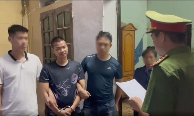 Cơ quan Cảnh sát điều tra - CAH Đông Anh (Hà Nội) thi hành lệnh bắt Lê Văn Công.