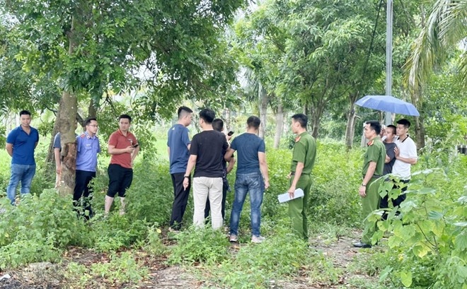 Dẫn giải Lê Văn Công thực nghiệm hiện trường vụ án.