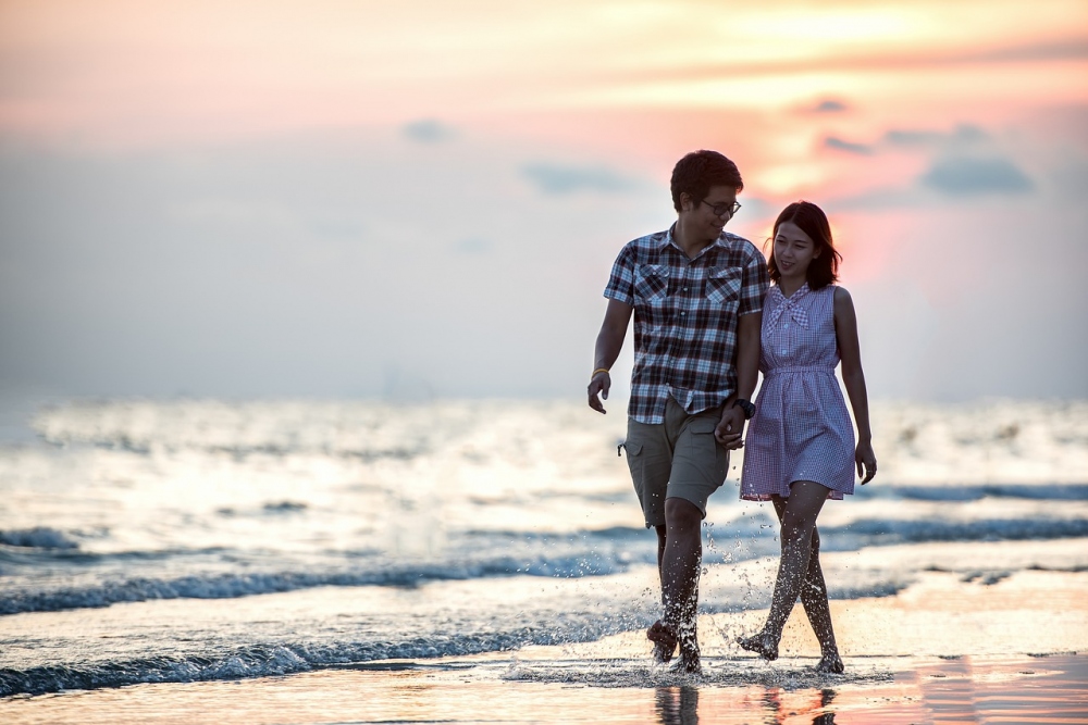 Vợ tôi vẫn giữ lại bức ảnh chụp chụp chung với người đàn ông khác (Ảnh minh họa)