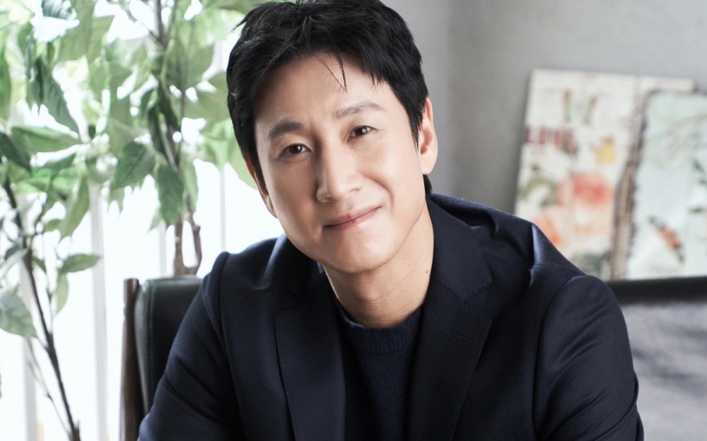 Nam diễn viên nổi tiếng Hàn Quốc Lee Sun Kyun, người đang bị cảnh sát điều tra về tội sử dụng ma túy, được phát hiện bất tỉnh trong xe hơi của anh ở công viên.