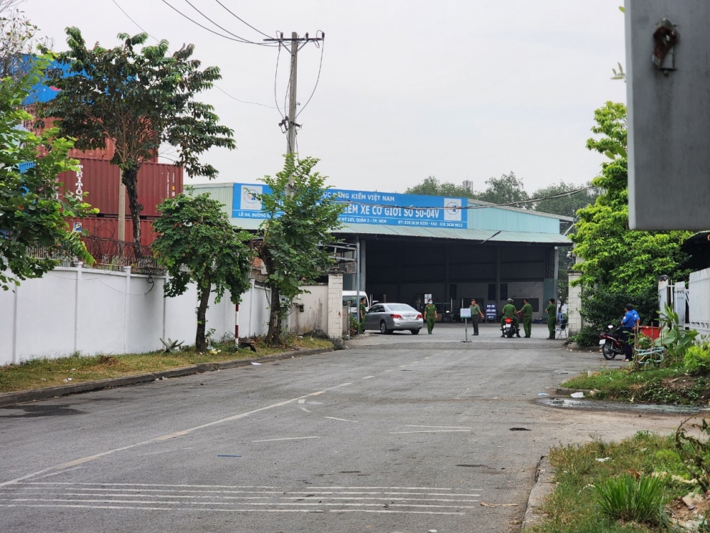 Lực lượng chức năng đang tiến hành khám xét tại Trung tâm đăng kiểm xe cơ giới 50-04V. (Ảnh: N.H)