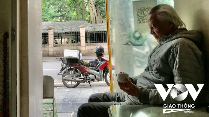 Ông Nguyễn Huy ngày nào cũng ngồi trong quán ngắm nhìn hàng cây trong phố (Ảnh: Ái Kiều)