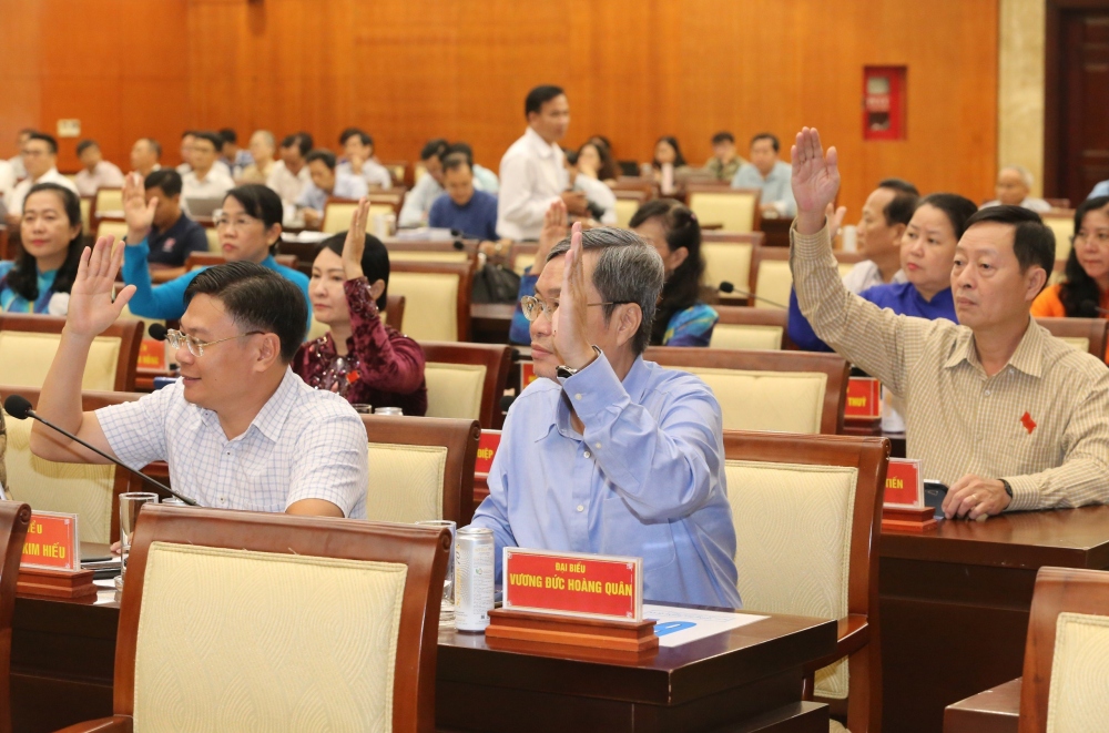 Đại biểu biểu quyết thông qua chỉ tiêu KT - XH năm 2024 (ảnh N.T)
