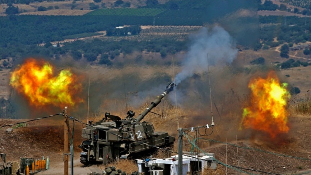 Lực lượng Hezbollah ở Lebanon phóng rocket và tên lửa chống tăng sang khu vực miền Bắc Israel. Ảnh minh họa: NewArab