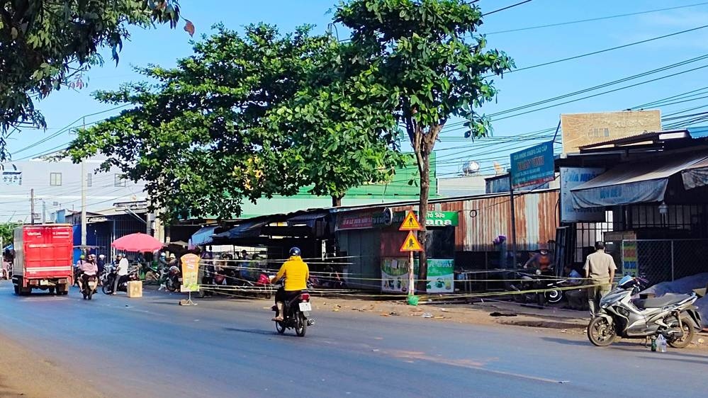 Lực lượng chức năng giăng dây bảo vệ hiện trường, điều tra vụ việc (ảnh: ĐC).