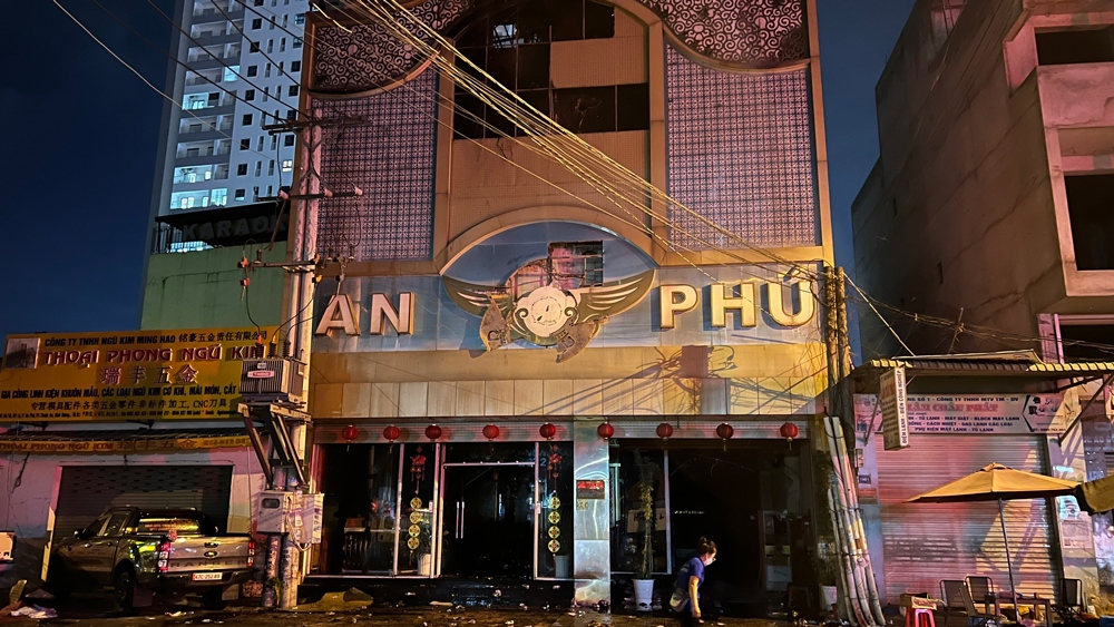 Hiện trường vụ cháy karaoke An Phú làm 32 người chết (ảnh: Thiên Lý)