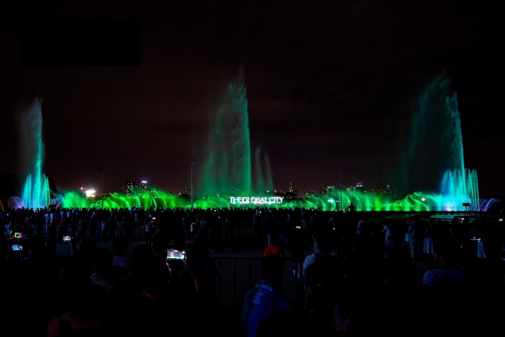  Bữa tiệc countdown mừng năm mới tại The Global City không thể thiếu những màn trình diễn nhạc nước mãn nhãn - nét đặc trưng của Trung tâm mới