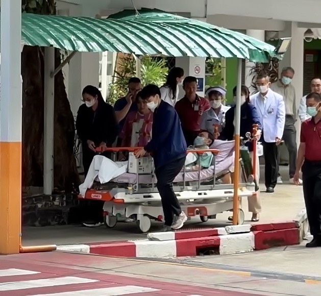 Hình ảnh cựu Thủ tướng Thaksin mặc đồ bệnh nhân, đeo khẩu trang và nằm trên băng ca hôm 14/10. Nguồn: ThaiEnquirer