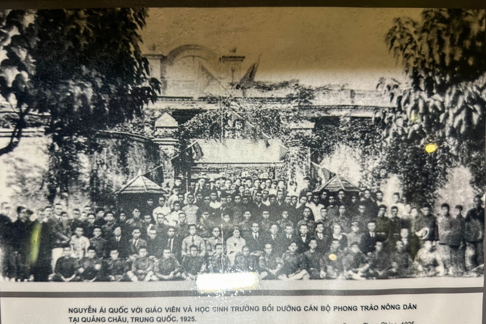 Nguyễn Ái Quốc với giáo viên và học sinh trường Bồi dưỡng Cán bộ phong trào Nông dân tại Quảng Châu, Trung Quốc năm 1925 (Ảnh: Bảo tàng Hồ Chí Minh).