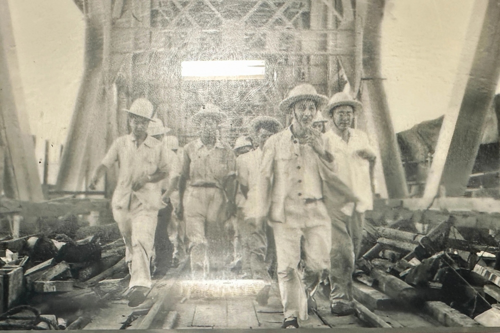 Chủ tịch Hồ Chí Minh thăm cầu Trường Giang, Trung Quốc tháng 7/1957 (Ảnh: Bảo tàng Hồ Chí Minh).