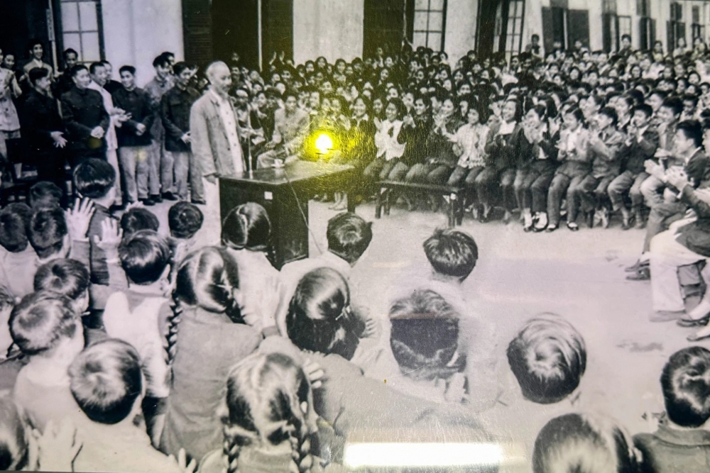 Chủ tịch Hồ Chí Minh thăm trường Trung học Trung Hoa Hà Nội ngày 26/1/1957 (Ảnh: Bảo tàng Hồ Chí Minh).