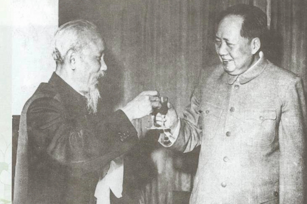 Chủ tịch Hồ Chí Minh và Chủ tịch Đảng Cộng Sản Trung Quốc Mao Trạch Đông nâng ly chúc tình hữu nghị Việt Nam - Trung Quốc mãi mãi xanh tươi, đời đời bền vững vào tháng 8/1957 (Ảnh: Bảo tàng Hồ Chí Minh).