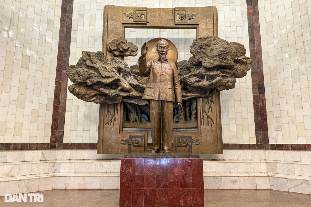 Sinh thời, Chủ tịch Hồ Chí Minh có mối tình cảm hết sức đặc biệt đối với cách mạng Trung Quốc. Người tham gia sôi nổi vào phong trào đấu tranh của nhân dân Trung Quốc và tạo dựng mối quan hệ mật thiết với nhiều bạn bè, lãnh đạo Đảng, Nhà nước Trung Quốc.