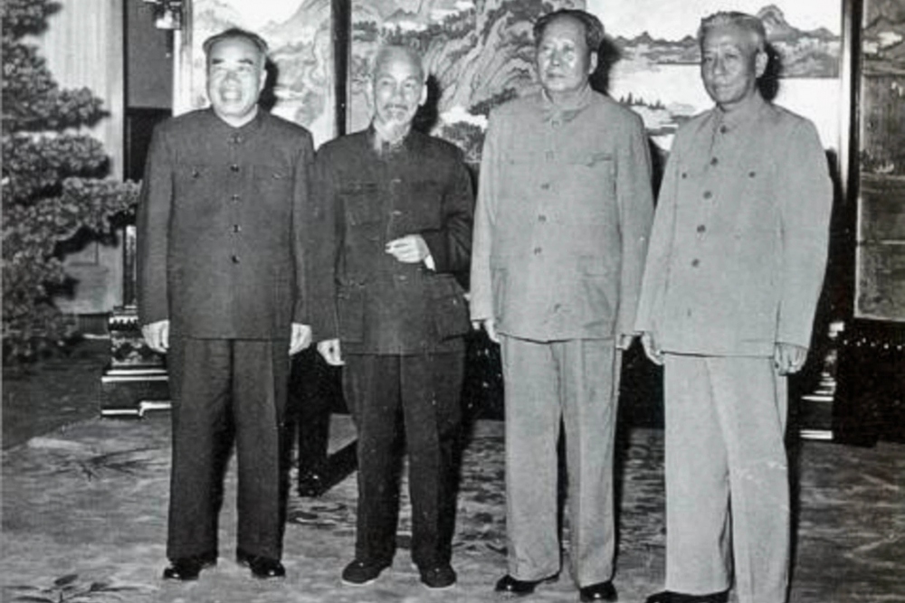 Chủ tịch Hồ Chí Minh và Chủ tịch Đảng Cộng sản Trung Quốc Mao Trạch Đông, Chủ tịch nước Lưu Thiếu Kỳ, Tổng tư lệnh Chu Đức chụp ảnh nhân dịp Người sang dự lễ kỷ niệm 10 năm Quốc khánh Trung Quốc vào cuối tháng 9/1959.