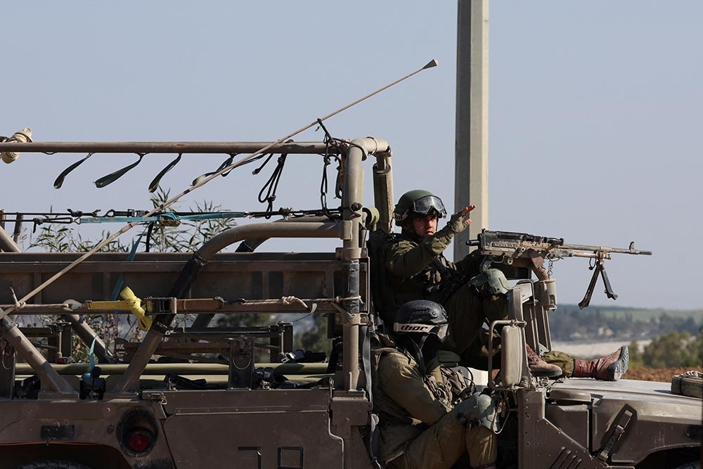 Các binh lính ở gần Gaza. Ảnh: Reuters