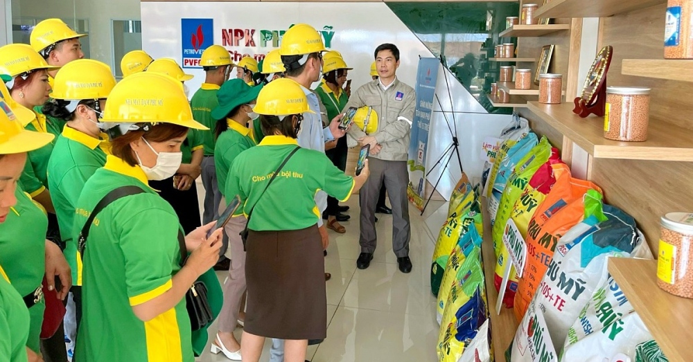 Vào ngày 15/12, PVFCCo cùng Công ty CP Phân bón và Hóa chất Dầu khí miền Bắc (PVFCCo North) tổ chức chương trình tham quan Nhà máy Đạm Phú Mỹ cho các khách hàng tiêu biểu tại khu vực tỉnh Thái Nguyên.