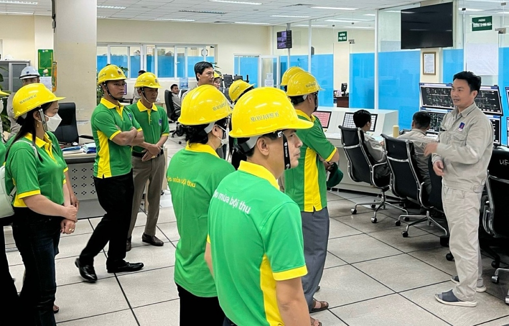 Đón tiếp các khách hàng, đại diện nhà máy gửi lời cảm ơn các khách hàng đã luôn tin tưởng và ủng hộ sản phẩm Đạm Phú Mỹ nói riêng và các sản phẩm phân bón Phú Mỹ nói chung trong suốt thời gian qua. Đồng thời, đại diện doanh nghiệp cũng giải đáp và ghi nhận các ý kiến về sản phẩm để không ngừng cải tiến, hoàn thiện nhằm đáp ứng tốt hơn nữa nhu cầu của khách hàng.